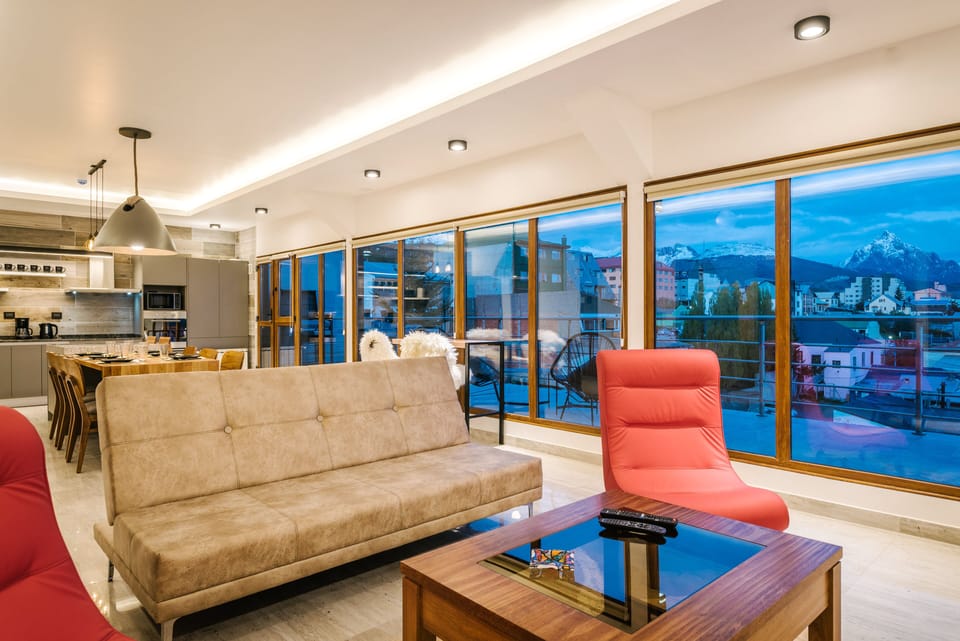 Apartment, 2 Bedrooms, Terrace, Mountain View (Fique) | Living area | 43-inch Smart TV with cable channels, Netflix, pay movies