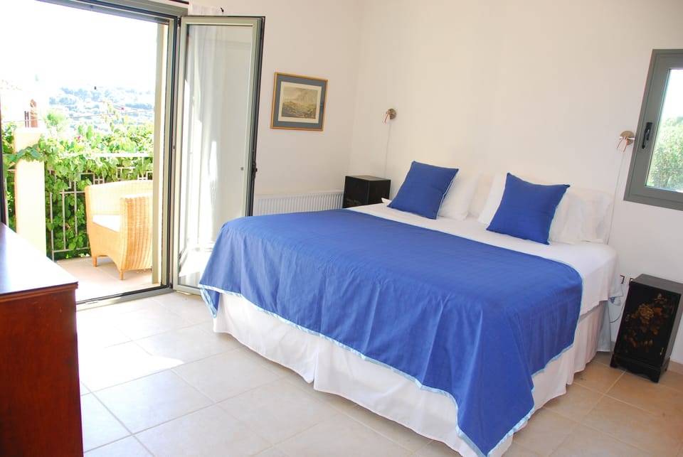 Large master bedroom with huge super comfortable king size bed Balcony, Ensuite