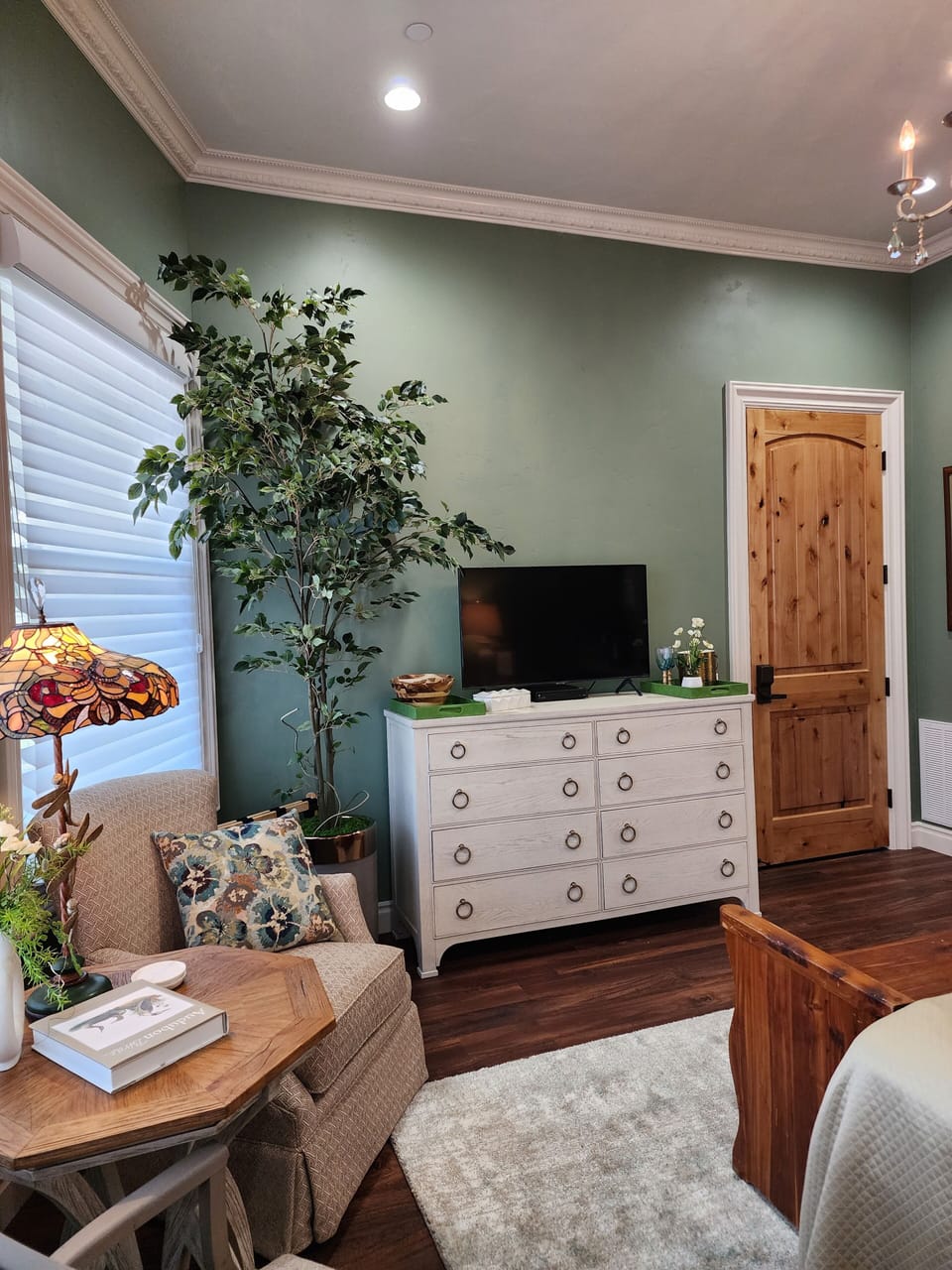 Comfort Room, Mountain View | Laptop workspace, blackout drapes, iron/ironing board (on request)