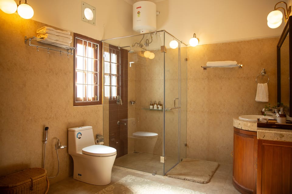 Double Room | Bathroom | Free toiletries, hair dryer, bathrobes, slippers
