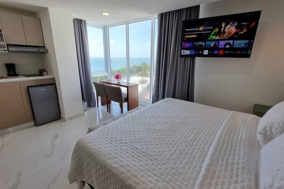 Small kitchenet, smart tv, lagoon and ocean views