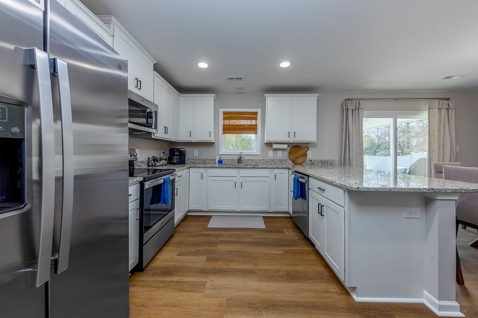 Stylish fully stocked kitchen!