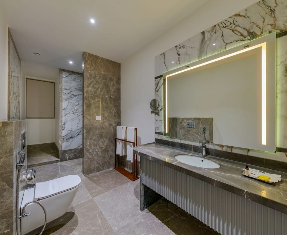 Studio | Bathroom | Shower, free toiletries, slippers, towels