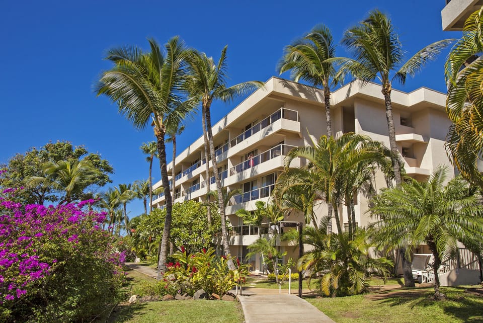 Lush tropical grounds around Maui Banyan resort