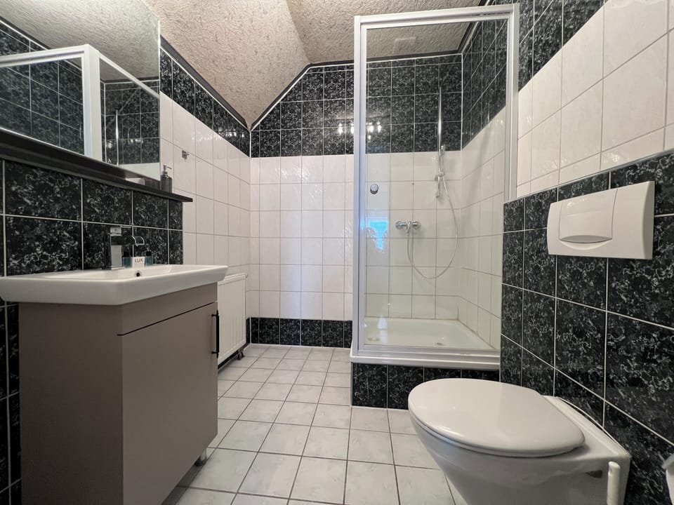 Basic Double or Twin Room, Courtyard View | Bathroom | Shower, rainfall showerhead, hair dryer, towels