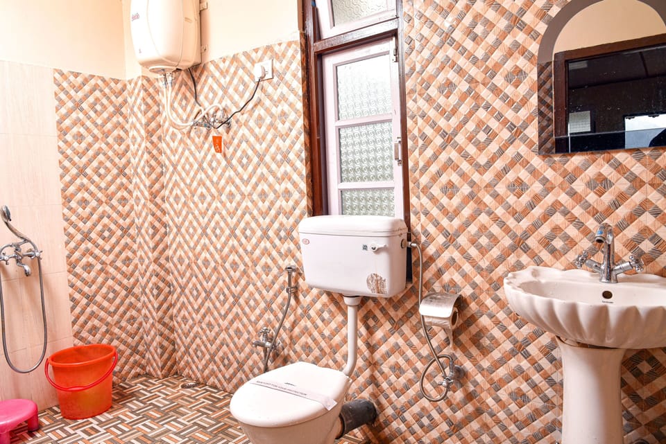 Deluxe Double Room | Bathroom | Slippers