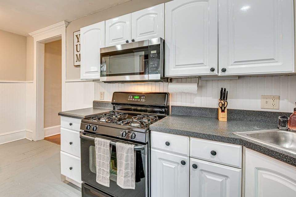 Kitchen | Dual Coffee Maker (Drip & Pod) | Blender | Microwave | Toaster