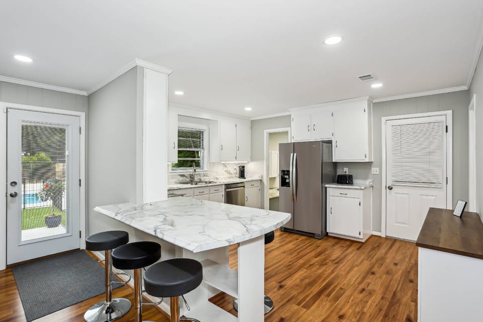 Extra bar seating for 3 at the kitchen counter
