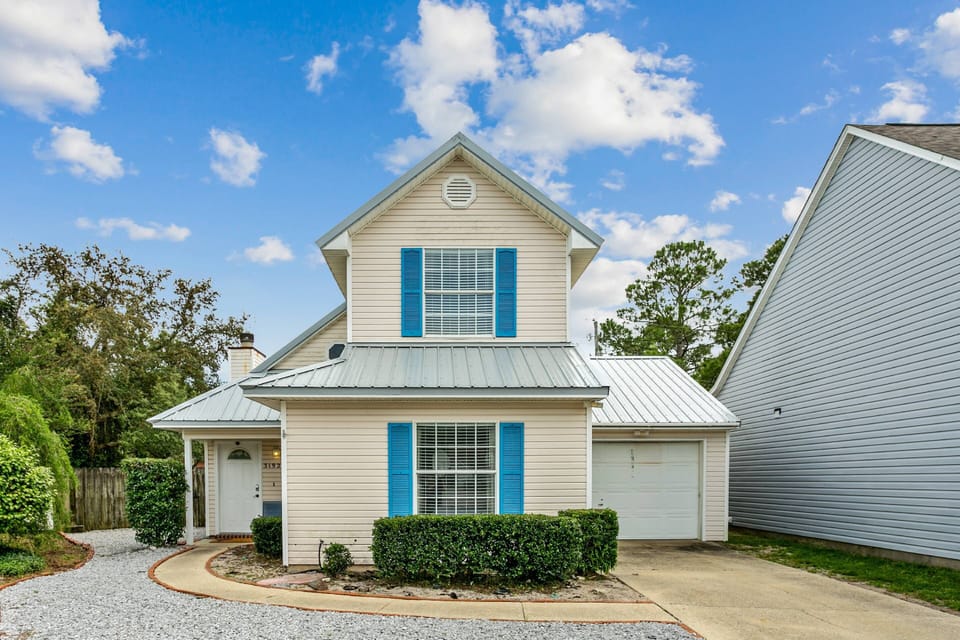 Beautiful single family home in convenient Gulf Breeze