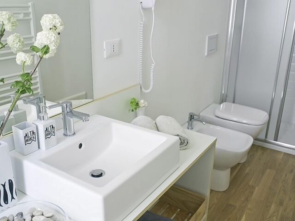 Double Room | Bathroom | Shower, hair dryer, bidet, towels