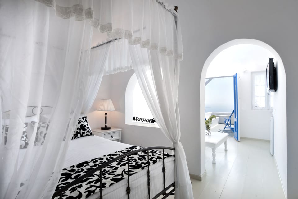 Junior Suite, Non Smoking | 1 bedroom, in-room safe, free WiFi