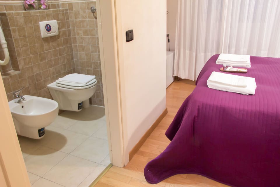 Double Room, 2 Twin Beds | Desk, free WiFi, bed sheets