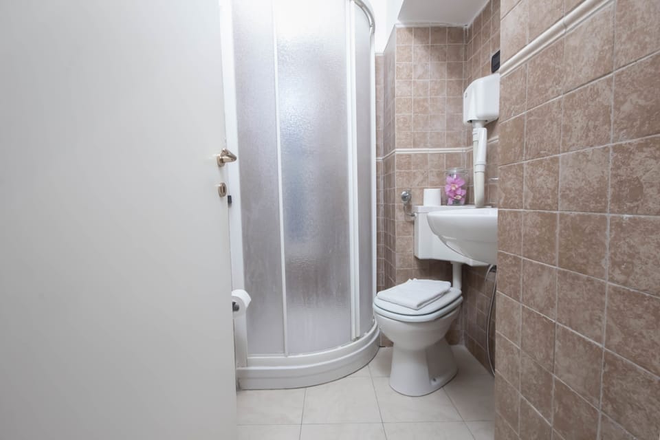 Triple Room | Bathroom | Shower, free toiletries, hair dryer, towels