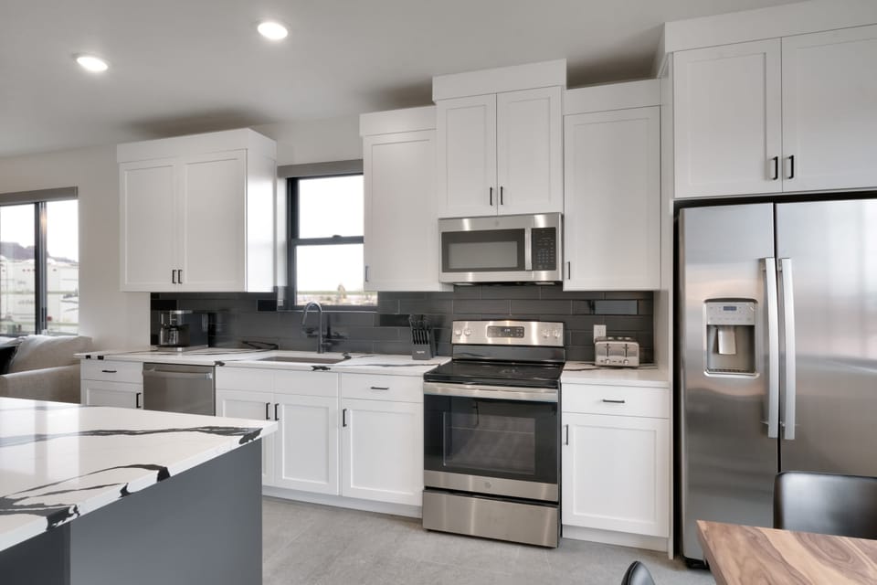 Kitchen & Dining