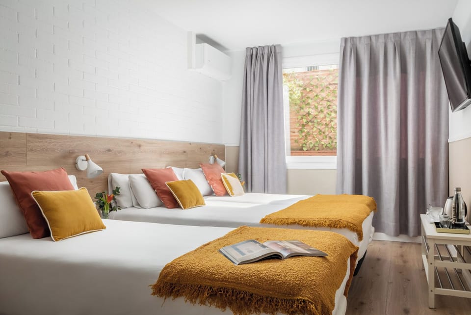 Triple Room | Blackout drapes, free WiFi, bed sheets
