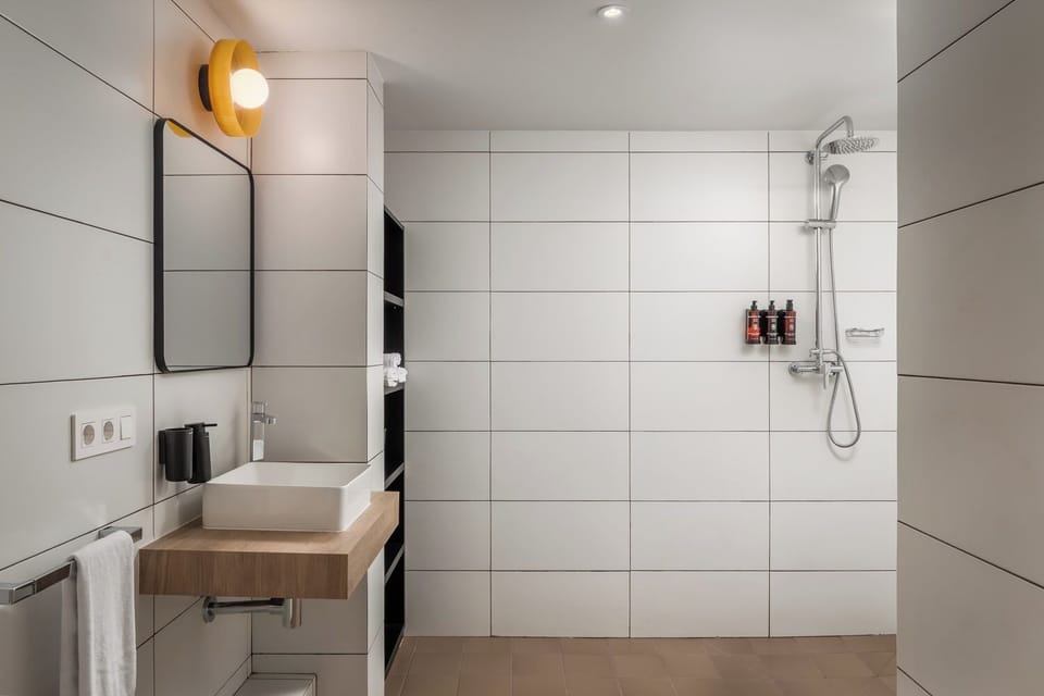 Double Room, Balcony | Bathroom | Shower, hair dryer, towels, soap