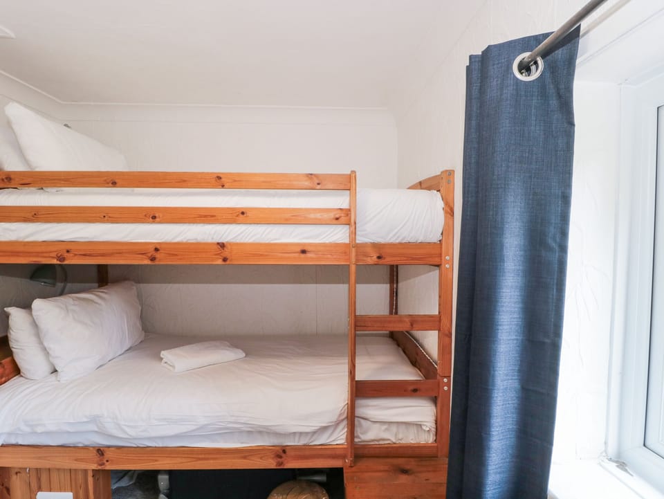 Cottage | 2 bedrooms, individually decorated, individually furnished, free WiFi
