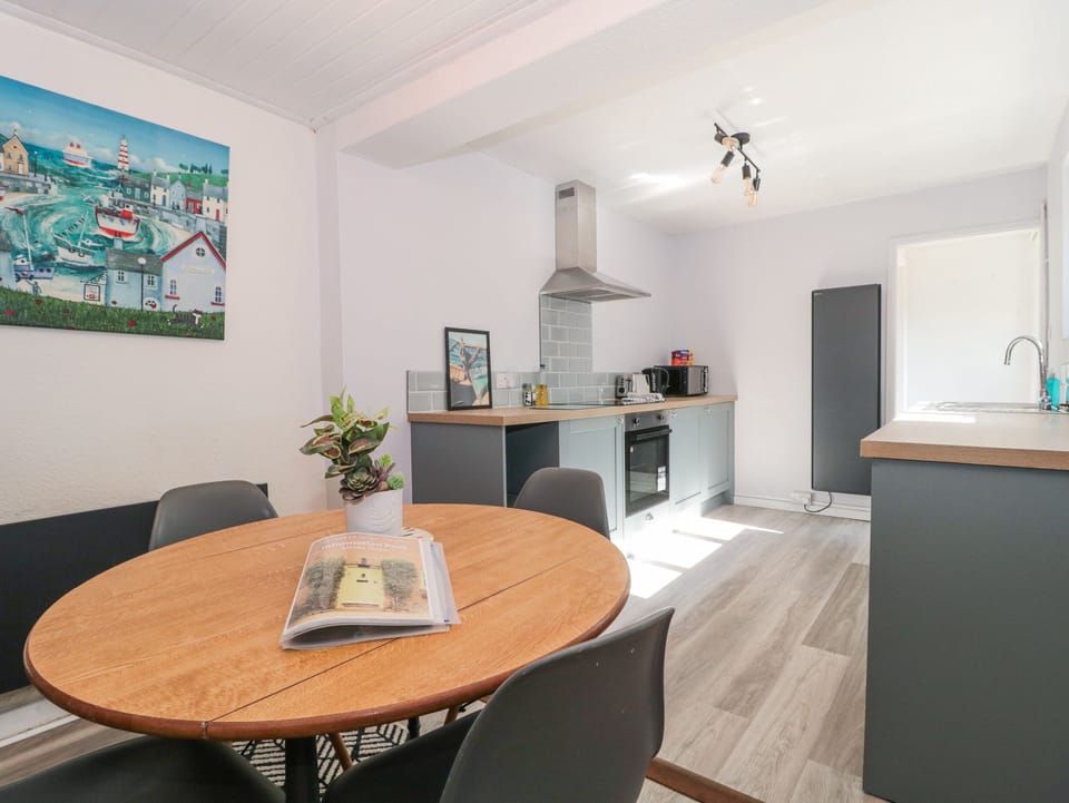 Cottage | Private kitchen | Fridge, dishwasher, electric kettle, toaster