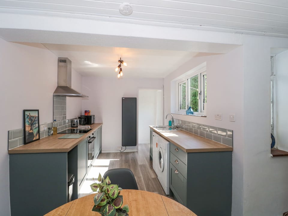 Cottage | Private kitchen | Fridge, dishwasher, electric kettle, toaster