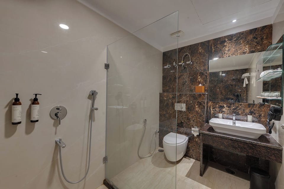 Royal Suite with Jacuzzi | Bathroom | Free toiletries, hair dryer, slippers, towels