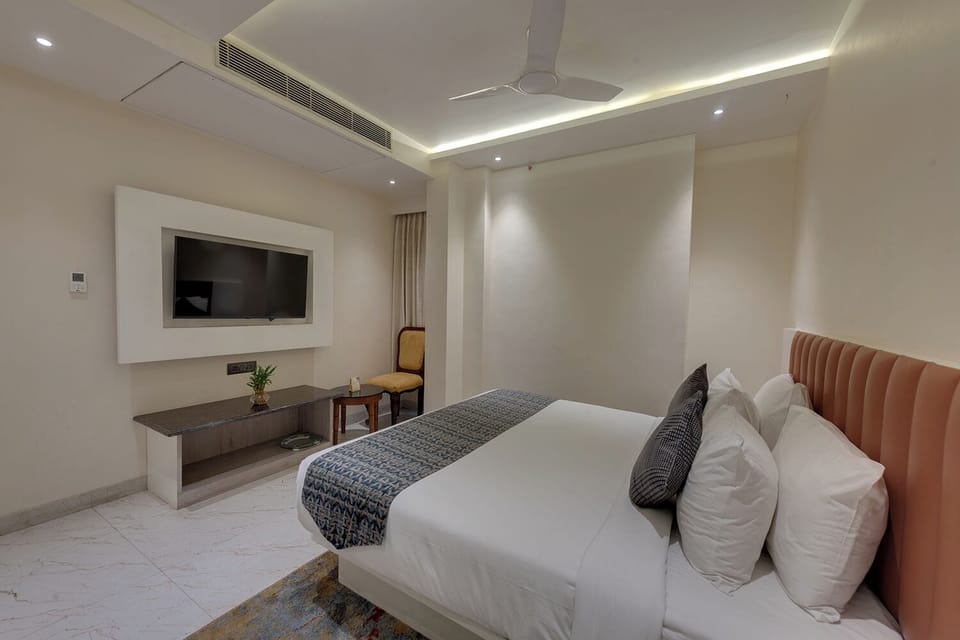 Royal Suite | In-room safe, desk, blackout drapes, iron/ironing board