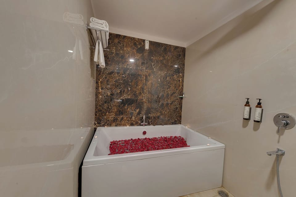 Royal Suite with Jacuzzi | Bathroom | Free toiletries, hair dryer, slippers, towels