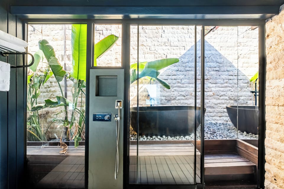 Luxury Double Room | Bathroom | Shower, hair dryer, towels, soap