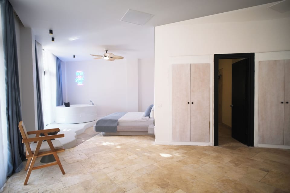 Panoramic Double Room | Laptop workspace, free WiFi, bed sheets