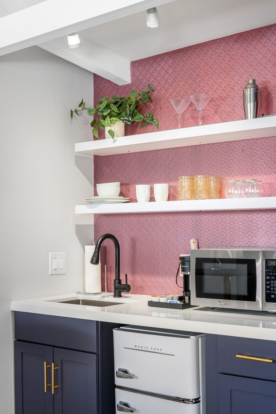Convenience in style! Enjoy our fully equipped private kitchenette during your stay.