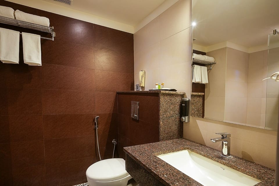Royal Suite Twin Room | Bathroom | Shower, rainfall showerhead, hair dryer, slippers