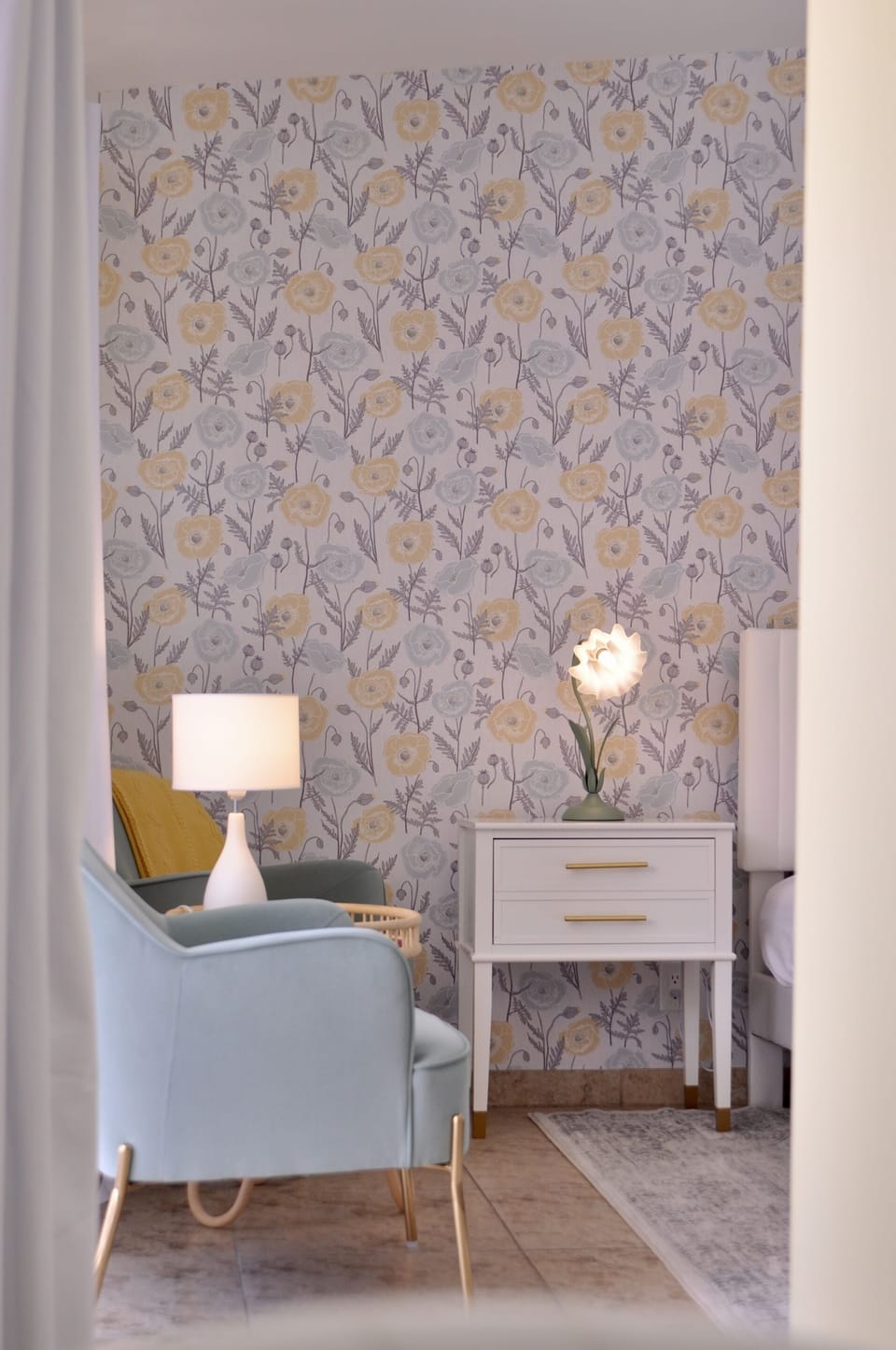 This stylish seating area combines modern design with a hint of vintage charm. A perfect mix of comfort and character, creating a warm and inviting Palm Springs vibe.