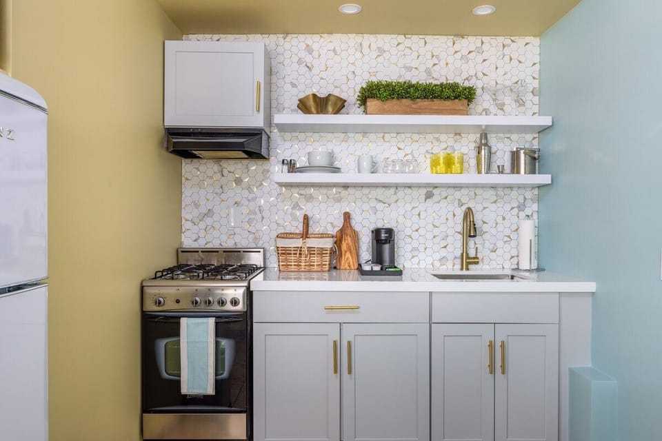  Enjoy the bright and cheerful atmosphere of this kitchen, perfect for starting your day with a delicious breakfast.