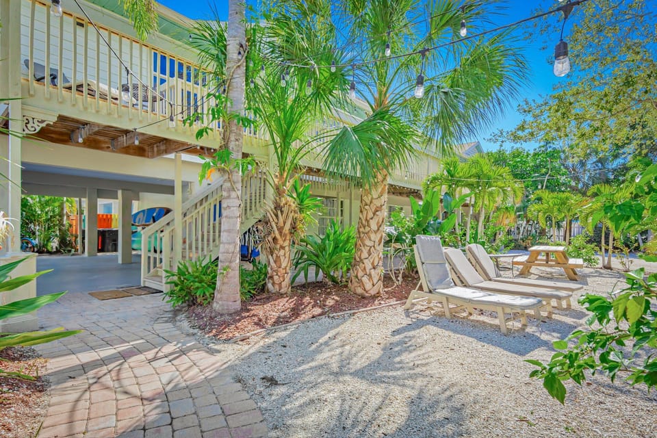 Tropical private patio with alfresco dining and lounging.