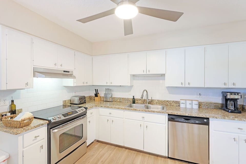 Complete Kitchen with breakfast nook