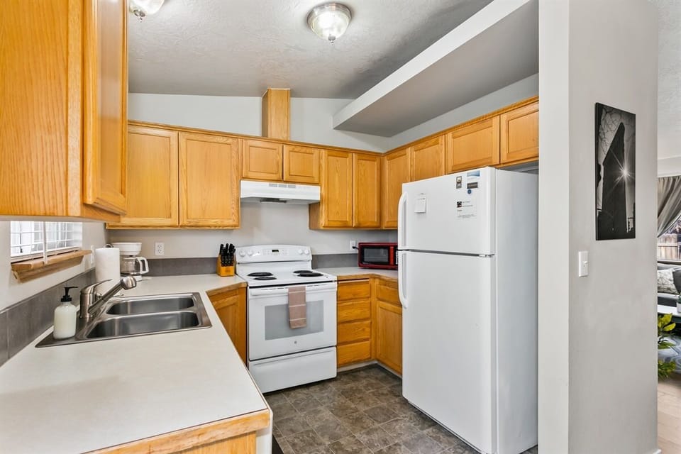 Apt. 2: Fully stocked kitchen!