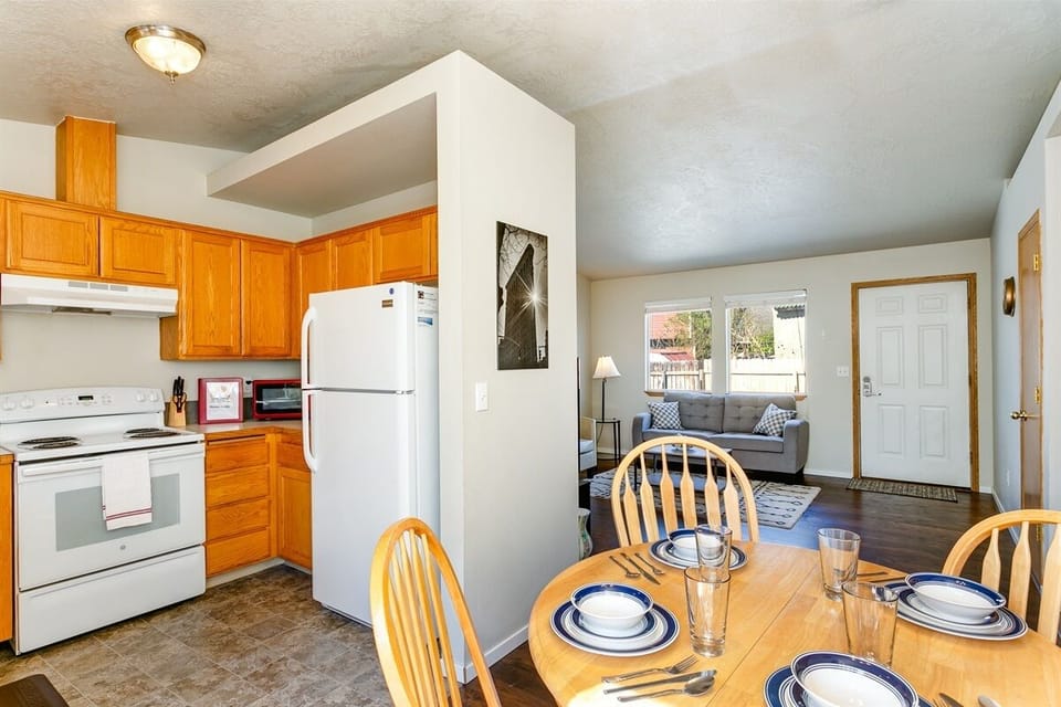 Apt. 2: Dining area