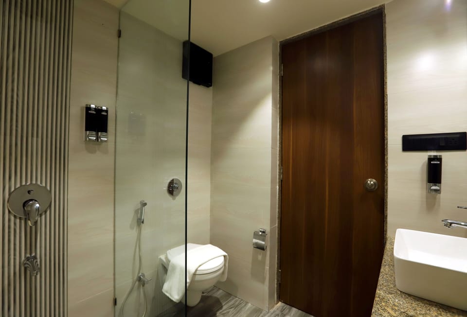 Executive Room, City View | Bathroom | Shower, hair dryer, towels