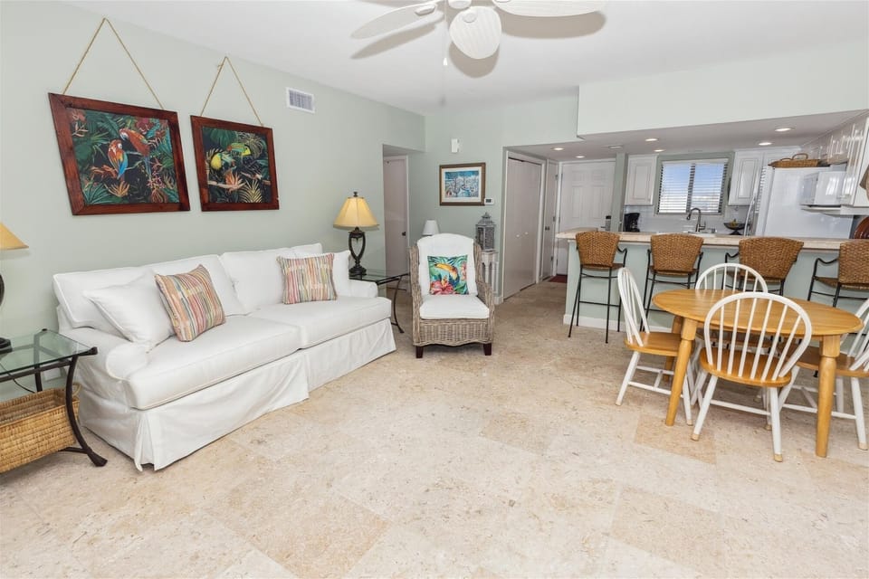 Condo, 2 Bedrooms | Living area