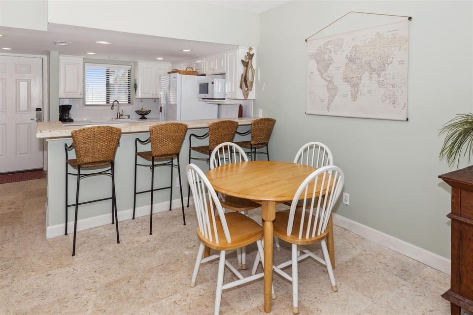 Condo, 2 Bedrooms | Dining