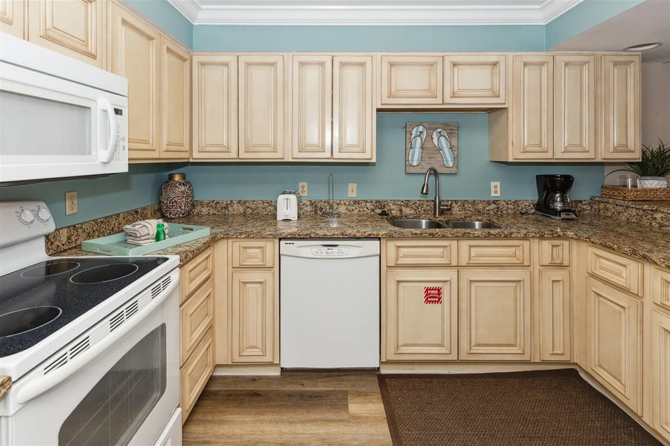 Condo, 1 Bedroom | Private kitchen | Fridge, oven, stovetop, coffee/tea maker