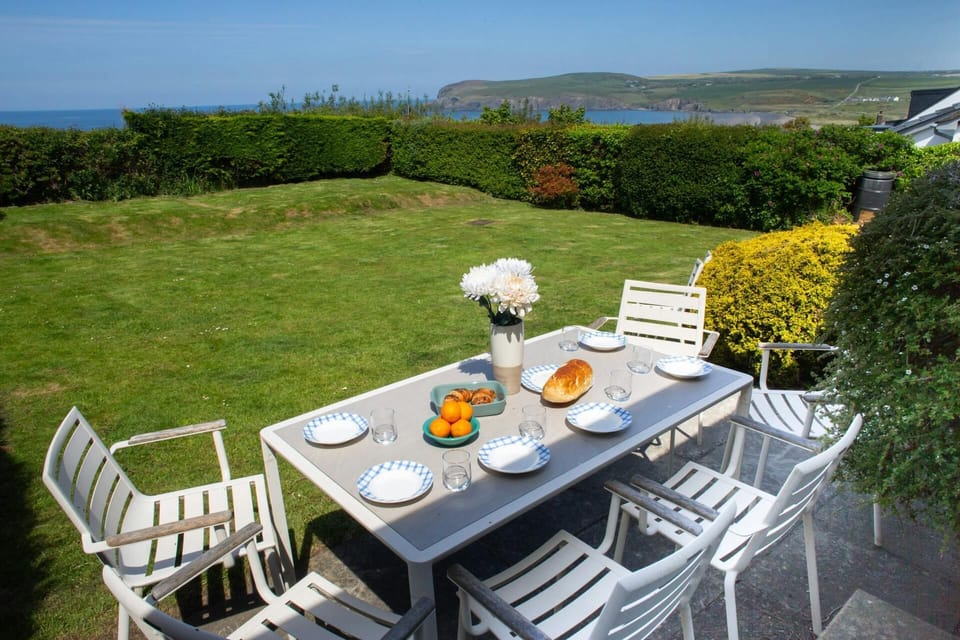 Patio area with garden table and six chairs