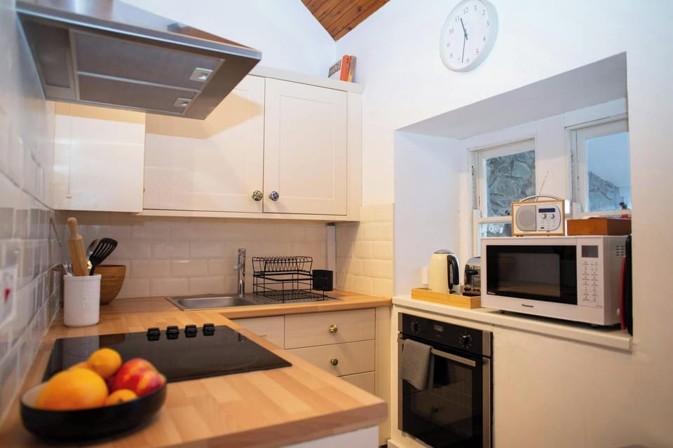 Kitchen with oven, hob, microwave, cooker hood, sink