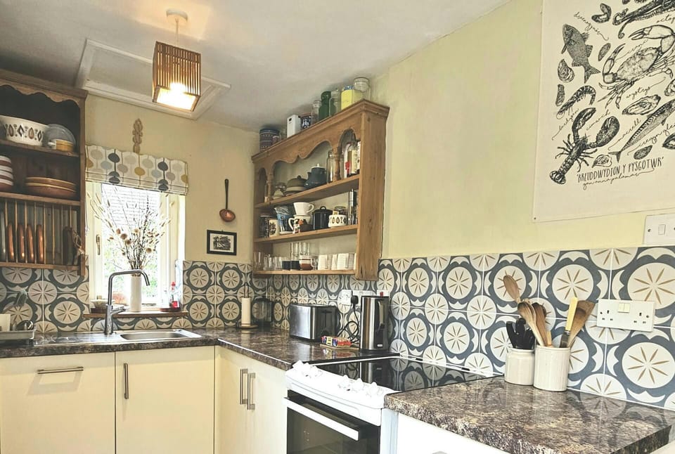 Fitted kitchen with cooker, kettle and toaster
