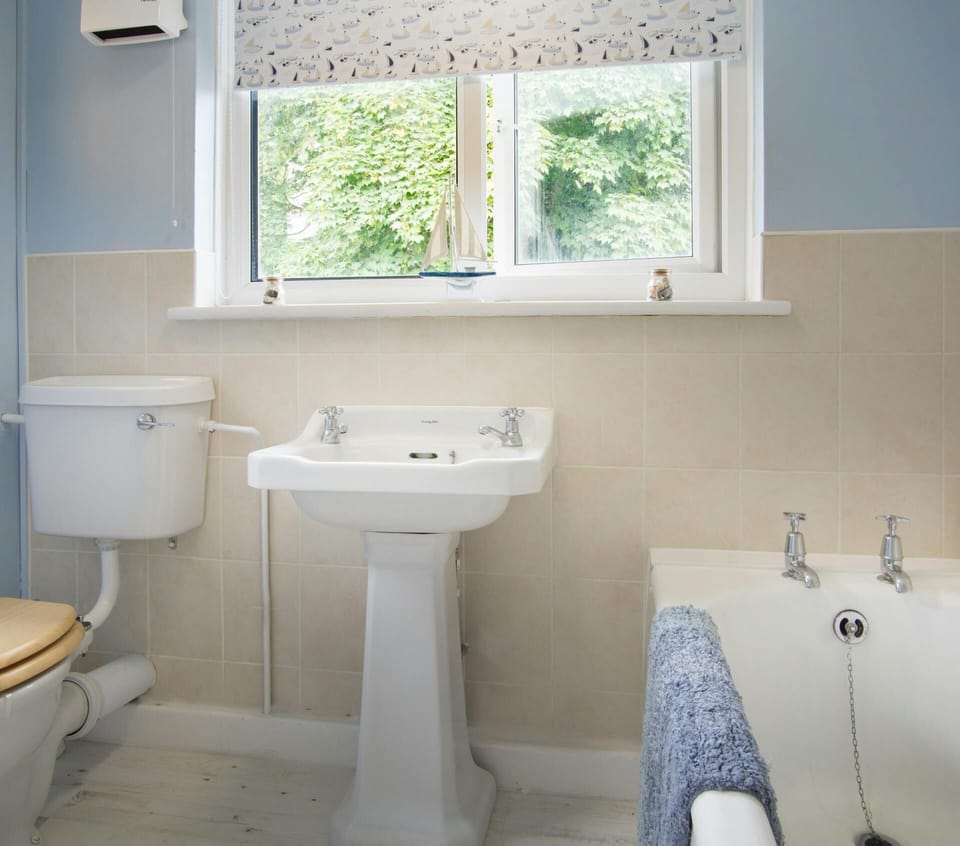 Bathroom with bath, WC and hand washbasin