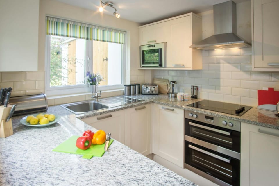 Kitchen: cooker, microwave and toaster