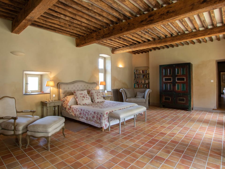Exceptional property to rent with swimming pool