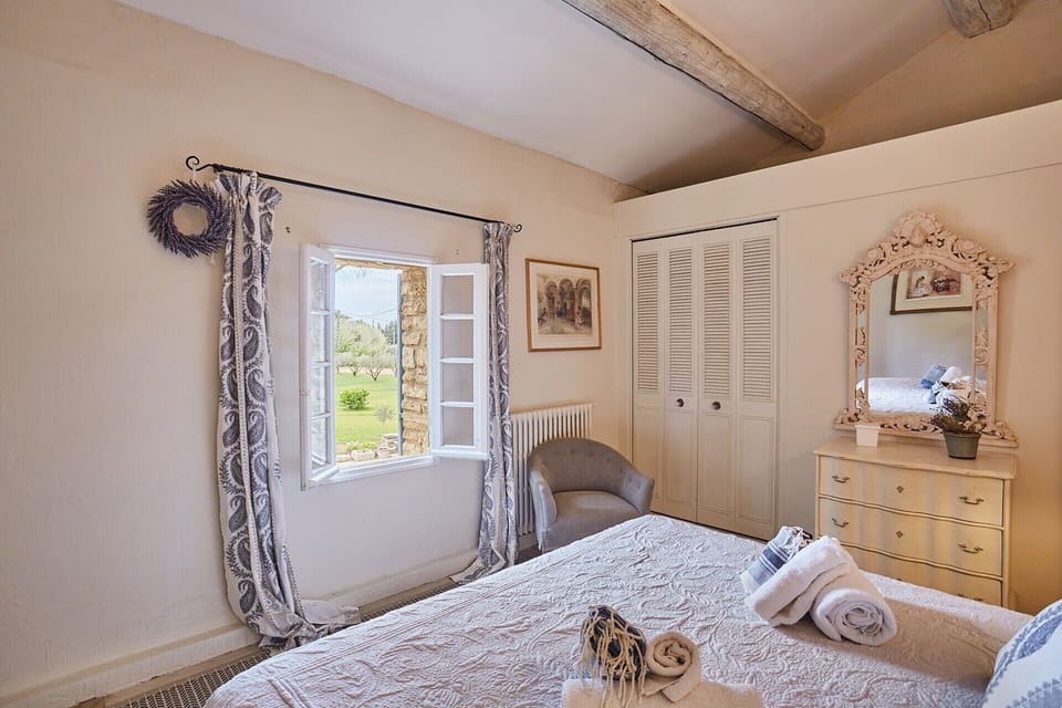 Beautiful house to rent with swimming pool in the heart of Provence 