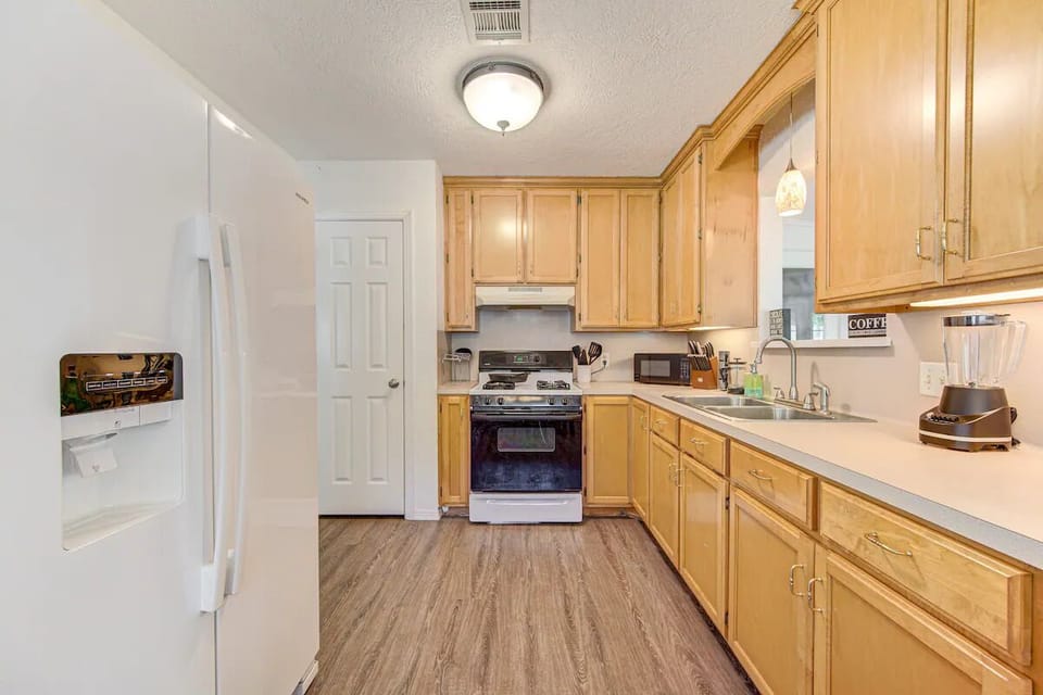 Full kitchen