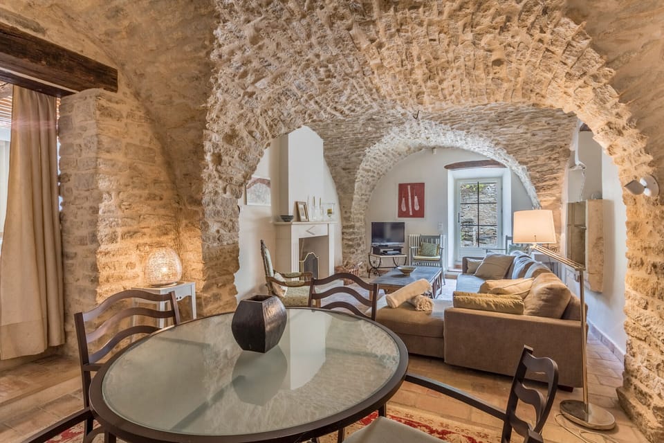 Character property to rent in Ménerbes with heated swimming pool