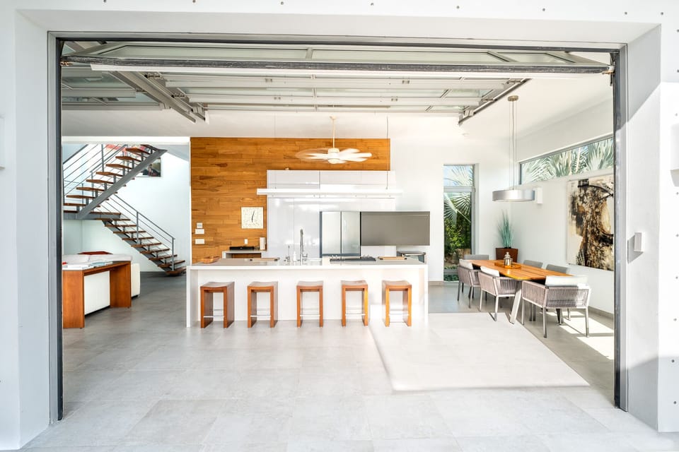 Full-size fridge, microwave, oven, stovetop